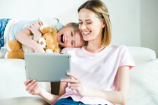 Mère et fille avec tablette numérique — Photo de stock