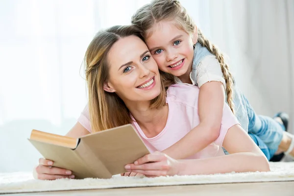 Mère et fille lisant le livre — Photo de stock