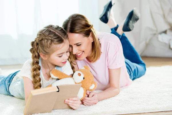 Mutter und Tochter lesen Buch — Stockfoto