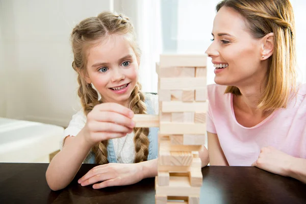 Mother and daughter playing jenga game — Stock Photo