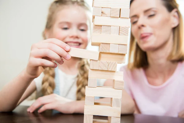 Madre e hija jugando jenga juego - foto de stock