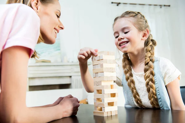 Madre e figlia giocare jenga gioco — Foto stock