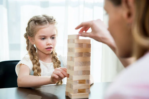 Madre e hija jugando jenga juego - foto de stock