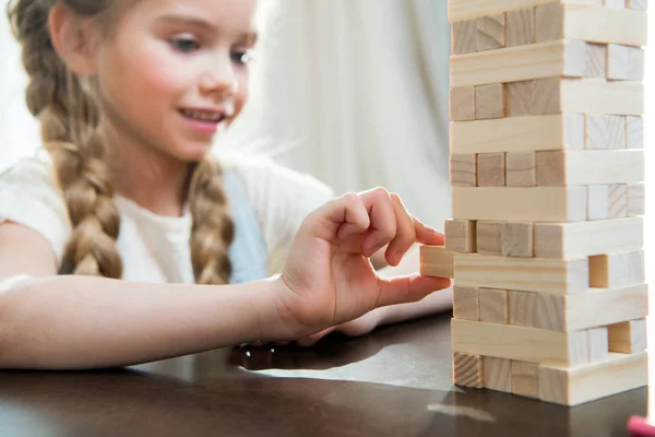 Chica jugando jenga juego - foto de stock