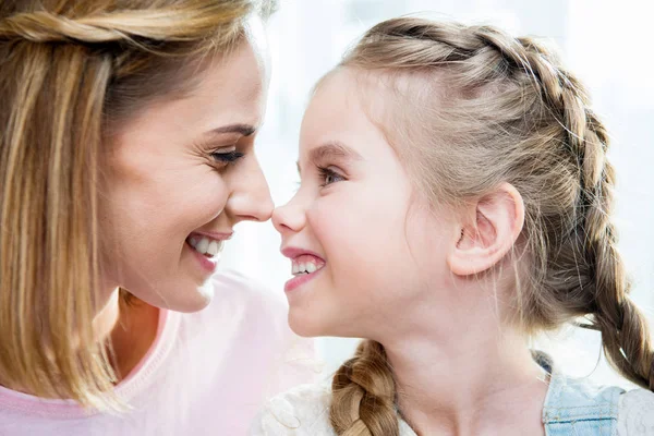 Glückliche Mutter und Tochter — Stockfoto