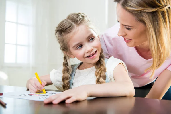 Mother and daughter drawing — Stock Photo