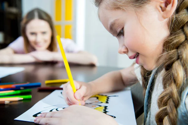 Adorável menina desenho — Fotografia de Stock