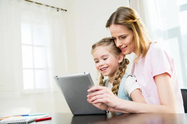 Мати і дочка використовують цифровий планшет — стокове фото