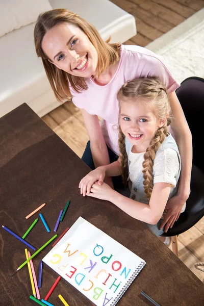 Мать и дочь изучают алфавит — стоковое фото