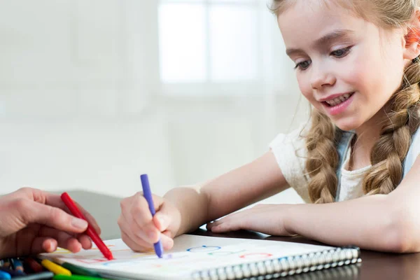 Mother and daughter drawing — Stock Photo