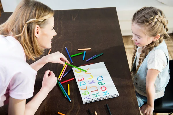 Alphabet d'apprentissage mère et fille — Photo de stock