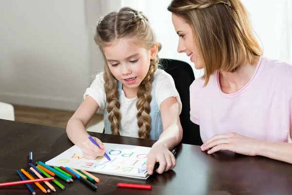 Mère et fille dessin — Photo de stock