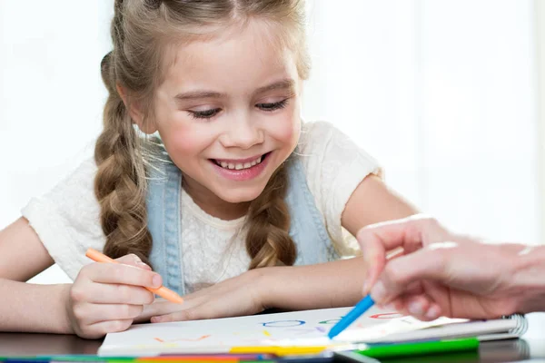 Mother and daughter drawing — Stock Photo