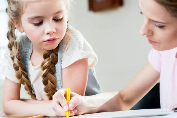 Mother and daughter drawing — Stock Photo