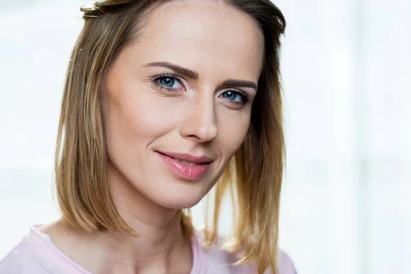 Mujer bonita en casa - foto de stock