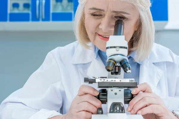 Senior Chemiker mit Mikroskop — Stockfoto