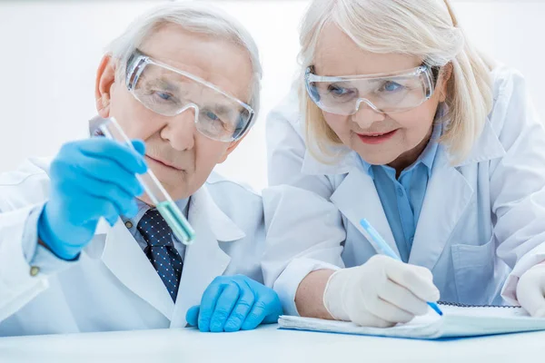 Senior Chemiker mit Reagenzglas — Stockfoto