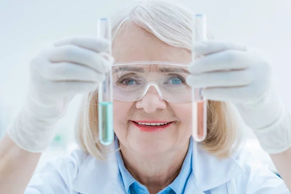 Senior Chemiker mit Reagenzgläsern — Stockfoto