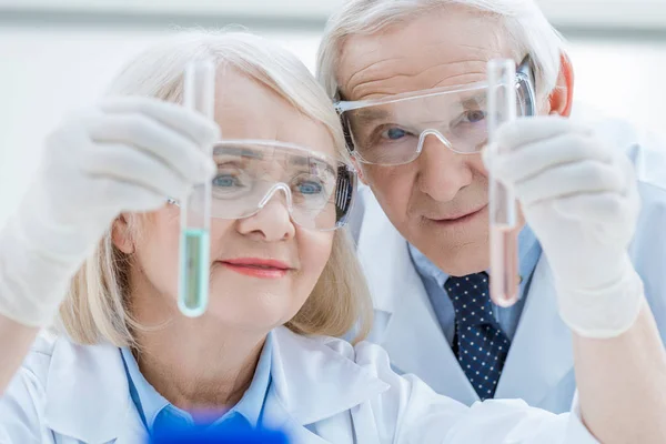 Couple supérieur de scientifiques — Photo de stock