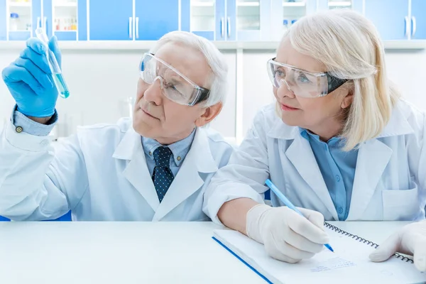 Couple supérieur de scientifiques — Photo de stock