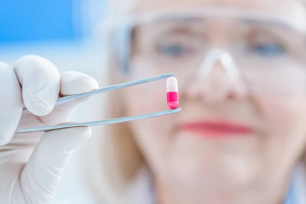 Cientista sênior segurando medicina — Fotografia de Stock