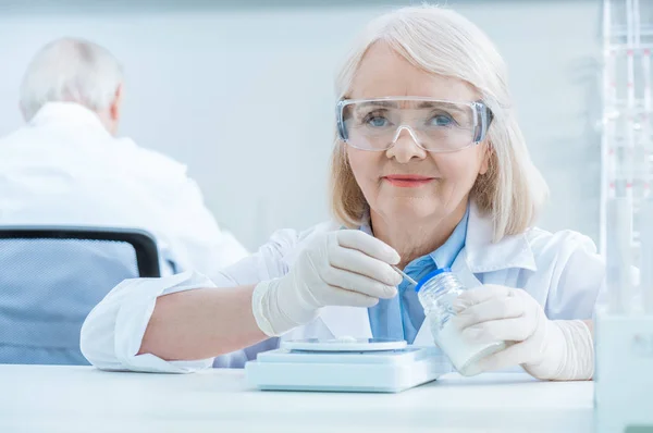 Cientista sénior que trabalha com reagentes — Fotografia de Stock