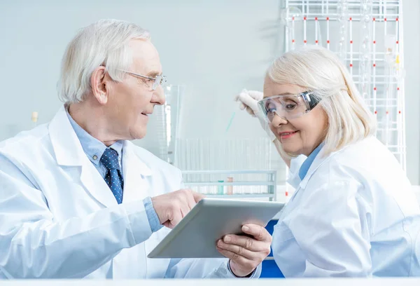 Senior couple of scientists — Stock Photo