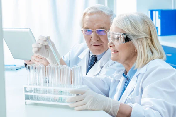 Senior couple of scientists — Stock Photo