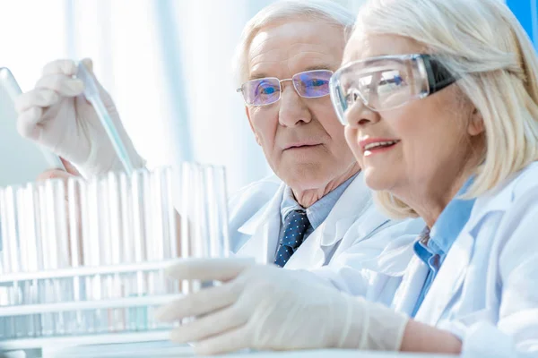 Couple supérieur de scientifiques — Photo de stock