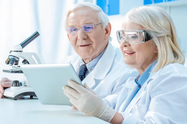 Casal sênior de cientistas — Fotografia de Stock