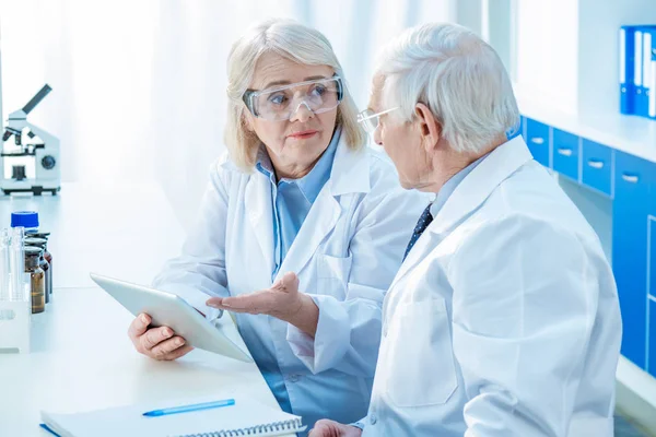 Couple supérieur de scientifiques — Photo de stock