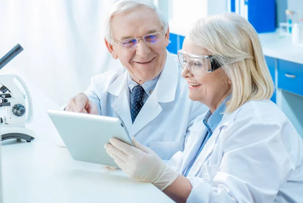 Senior couple of scientists — Stock Photo