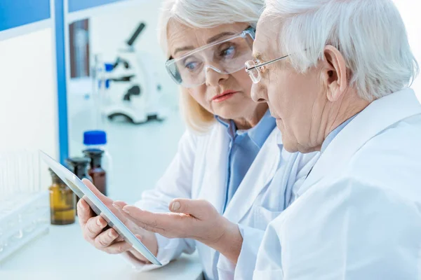 Senior couple of scientists — Stock Photo