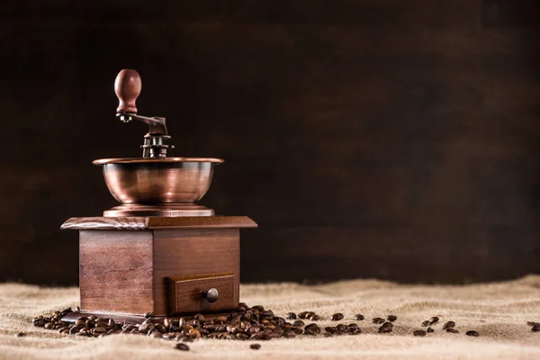 Moulin à café avec grains de café — Photo de stock