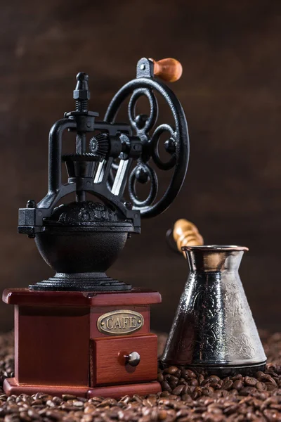 Panela de café turco e moinho de café — Fotografia de Stock