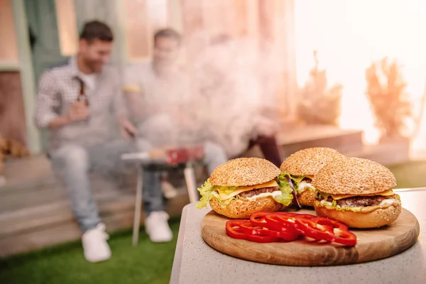 Свіжі домашнє гамбургери — стокове фото