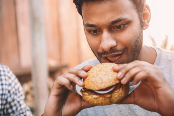 Uomo mangiare hamburger — Foto stock