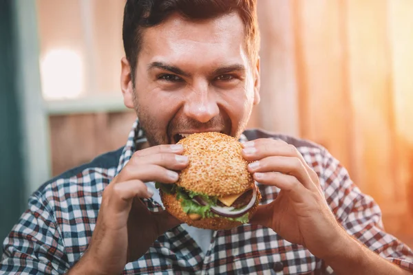 Uomo mangiare hamburger — Foto stock