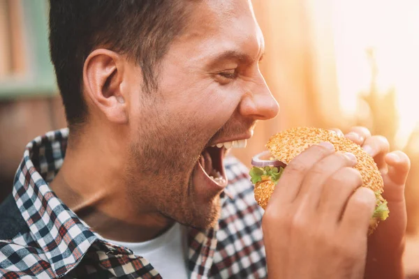 Mann isst Hamburger — Stockfoto