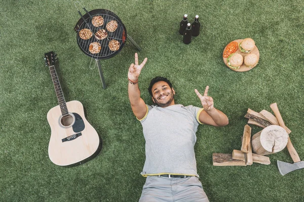 Hombre descansando sobre hierba - foto de stock