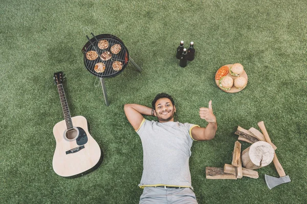 Hombre descansando sobre hierba — Stock Photo