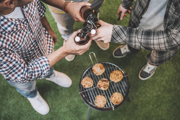 Amici bere birra e fare barbecue — Foto stock