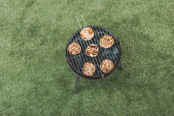 Top view of grill with hamburgers — Stock Photo