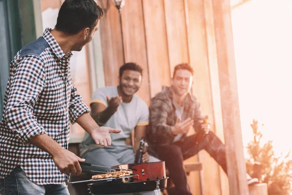 Amigos haciendo barbacoa - foto de stock