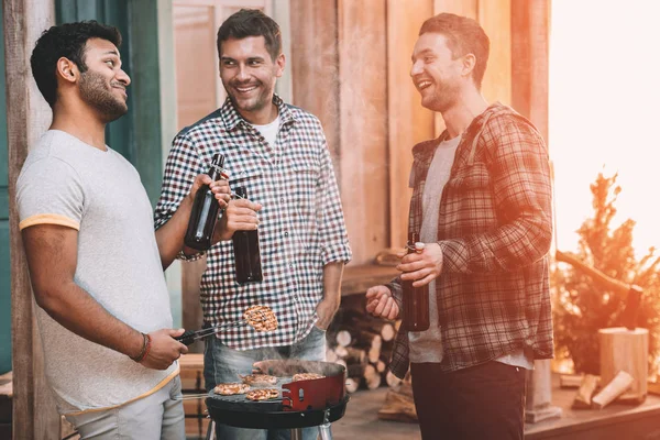 Amigos haciendo barbacoa - foto de stock