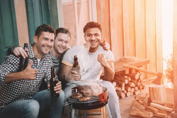 Amigos haciendo barbacoa - foto de stock