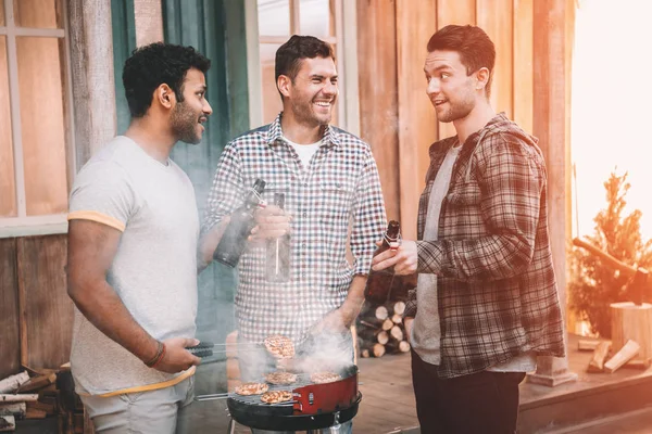 Amigos fazendo churrasco — Fotografia de Stock
