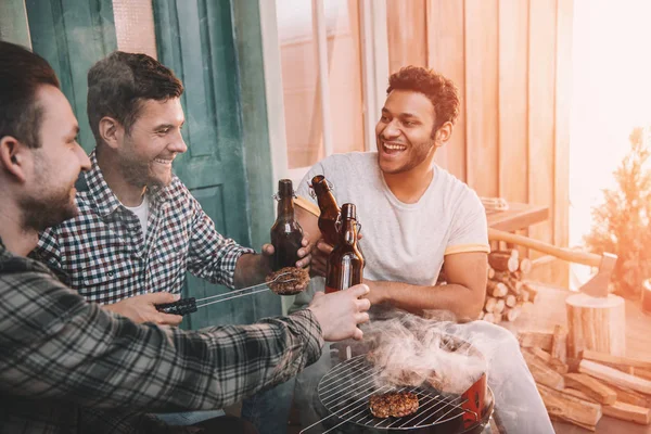 Amigos haciendo barbacoa - foto de stock