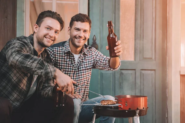 Amigos haciendo barbacoa - foto de stock