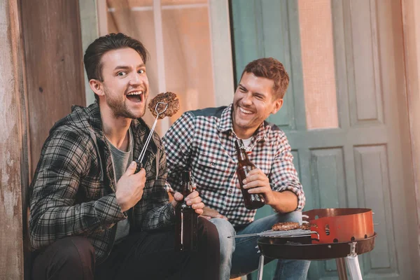 Friends making barbecue — Stock Photo